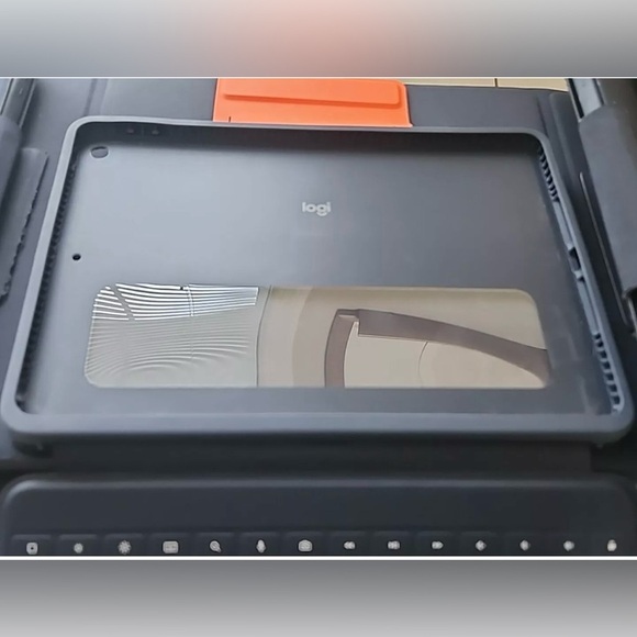 Logitech Rugged Combo 3 Touch Keyboard Case for 10.2" iPad 7th 8th 9th G… - Picture 4 of 8